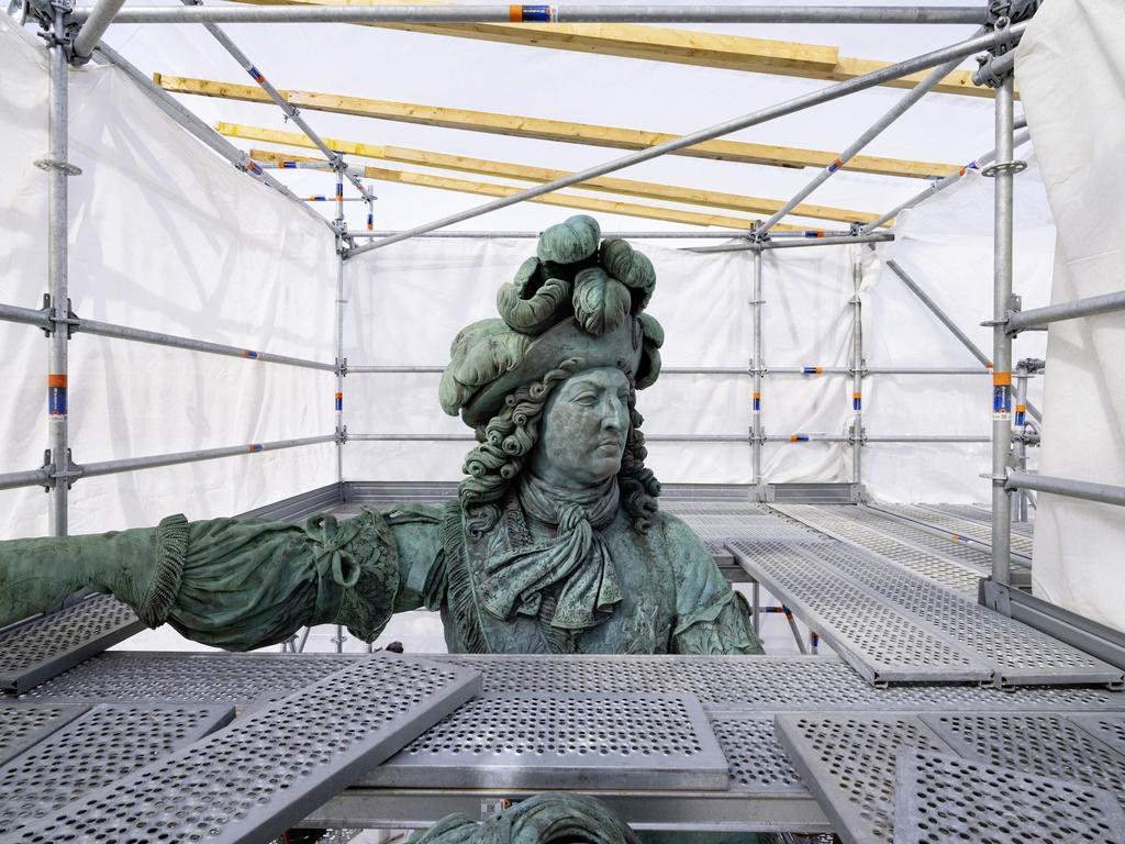 Pierre Cartellier (1757-1831) et Louis Petitot (1794-1862), Statue équestre de Louis XIV (en cours de restauration), 1836. Bronze, fonderie Crozatier. Versailles, place d’Armes.